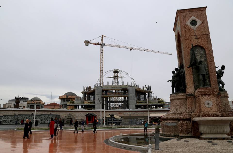 صور لاخر أعمال البناء والإنشاء في جامع ميدان تقسيم وسط مدينة اسطنبول 11