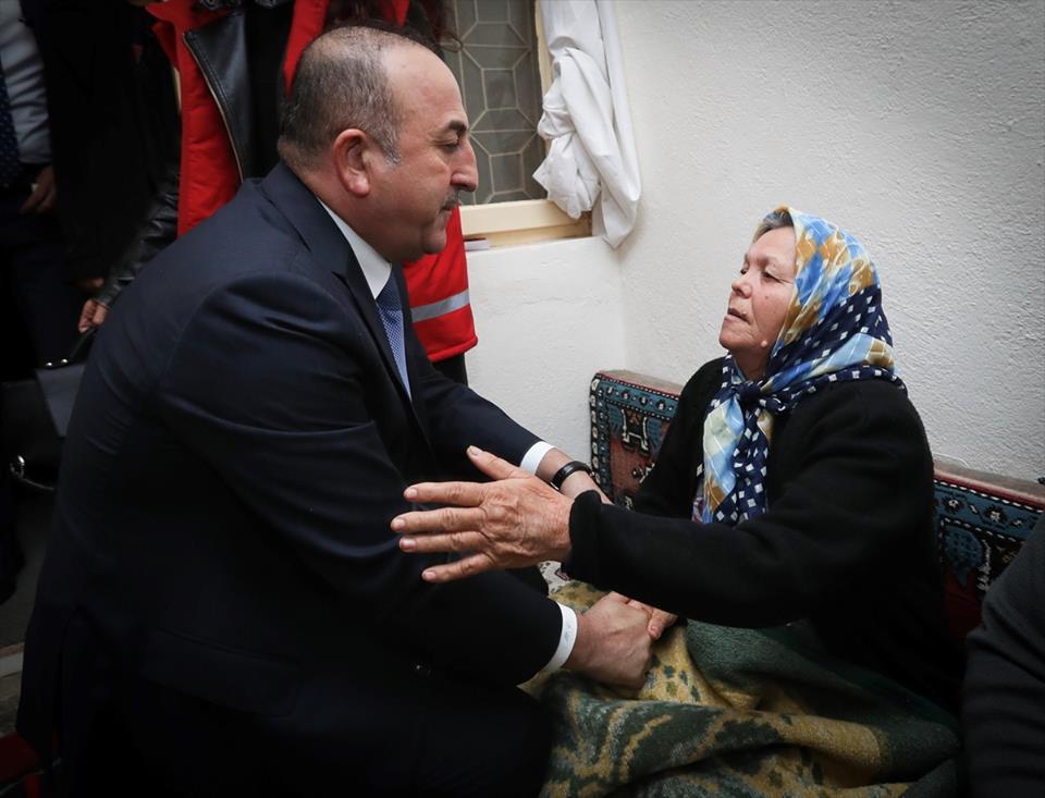 جاويش أوغلو يزور عائلة شهيد تركي في محافظة انطاليا "صور" 8 جاويش أوغلو يزور عائلة شهيد تركي في محافظة انطاليا "صور" 7