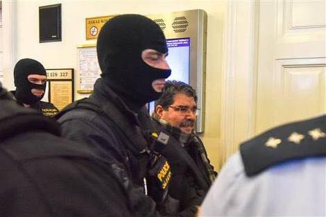 اولى الصور لصالح مسلم مكبل اليدين 3