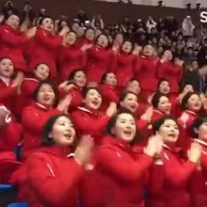 منظَّمون بشكلٍ لا يصدَّق.. شاهِد جمهور كوريا الشمالية كيف يشجع فريقه في الأولمبياد