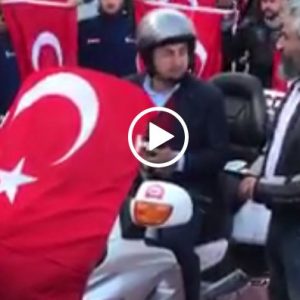 شاهد| وزير الخارجية التركي مولود جاويش أوغلو يقود دراجة نارية