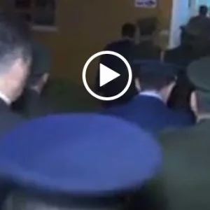 شاهد| قائد أركان الجيش التركي الفريق أول خلوصي أكار يزور عائلة أحد شهداء عملية “غصن الزيتون”