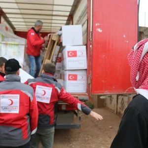 الهلال الأحمر التركي يرسل مساعدات إنسانية لمناطق محررة بعفرين