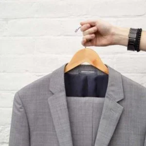 قبل تنظيف البدلة أو كيّها.. إليك الطرق الصحيحة للاعتناء بها