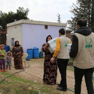 الإغاثة التركية تقدم مساعدات إنسانية إلى سكان القرى المحررة في عفرين