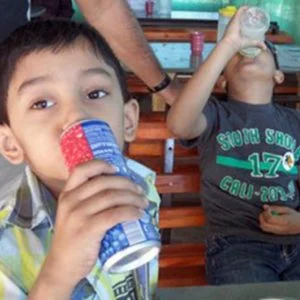 لهذه الأسباب الخطيرة أبعد أطفالك عن المشروبات الغازية