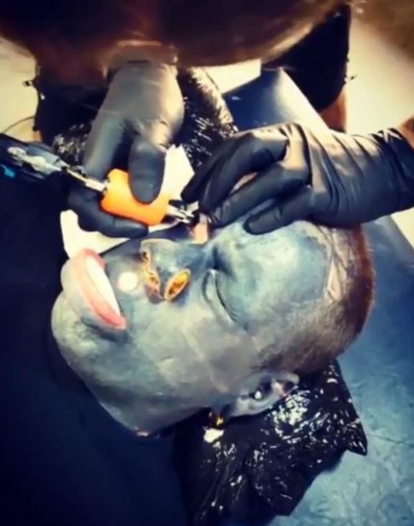 بالصور... تعرف على الحالة التي وصل إليها نتيجة لشغفه بالوشم! 11