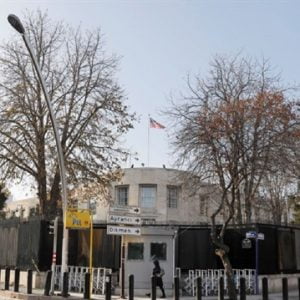 بلدية أنقرة تعلق لوحة “غصن الزيتون” في شارع السفارة الأميركية