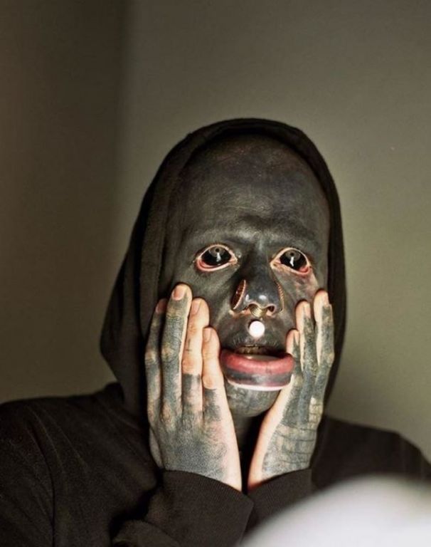 بالصور... تعرف على الحالة التي وصل إليها نتيجة لشغفه بالوشم! 14 بالصور... تعرف على الحالة التي وصل إليها نتيجة لشغفه بالوشم! 13