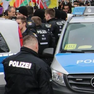 أنصار “ب ي د” الإرهابي يقتحمون مقر حزب ألماني في هامبورغ