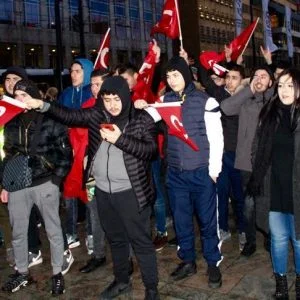 أتراك يتظاهرون في هولندا تنديدا بإرهاب “بي كا كا” و”ب ي د”