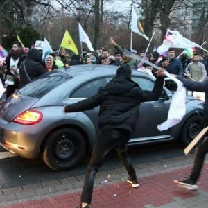 أنصار “ب ي د” الإرهابي يعتدون على مواطن تركي وأطفاله بألمانيا