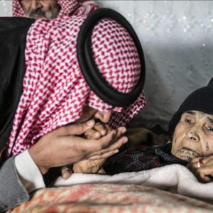 سوري يحمل أمه على ظهره 12 كلم هربًا من “ب ي د” الإرهابي