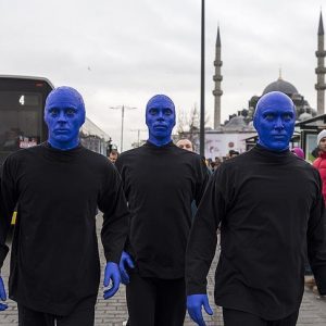 فرقة “بلومان” الفنية تقدم استعراضًا وسط إسطنبول(صور)