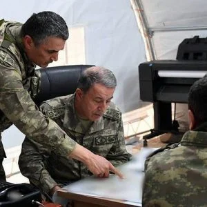 رئيس الأركان التركي يتفقد عملية “غصن الزيتون” من الجو