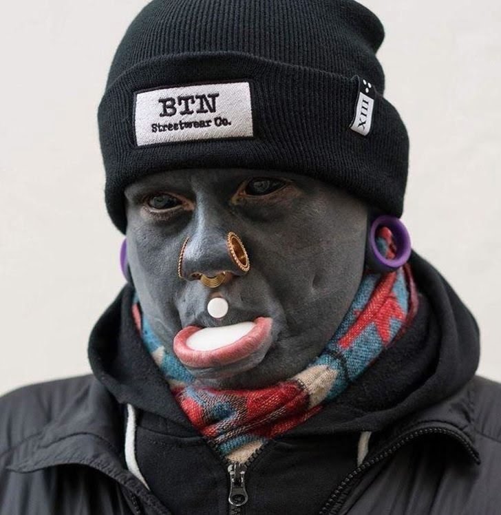 بالصور... تعرف على الحالة التي وصل إليها نتيجة لشغفه بالوشم! 2 بالصور... تعرف على الحالة التي وصل إليها نتيجة لشغفه بالوشم! 1