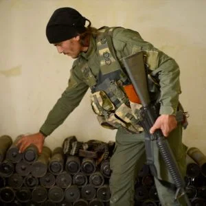 شاهد.. قوات غصن الزيتون تعثر على صواريخ “غراد” روسية و”تاو” أمريكية بعفرين