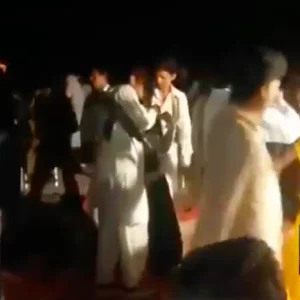 بالفيديو… شاب يفتح النار على الموجودين في حفل زفاف بالخطأ