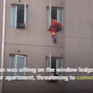 رجل إطفاء ينقذ فتاة بطريقة مروعة (فيديو)