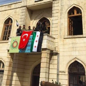 شاهد| رفع العلم التركي وعلم الثورة السورية على مبنى مركز عفرين