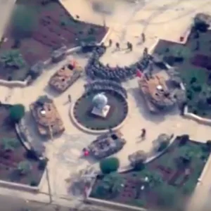 فيديو.. جنود اتراك يرسمون العلم التركي باجسادهم وسط مدينة عفرين