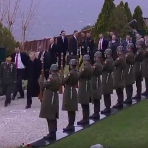 فيديو.. اردوغان يزور مقابر شهداء معركة “جناق قلعة” في ذكرى انتصار الدولة العثمانية على قوات الحلفاء