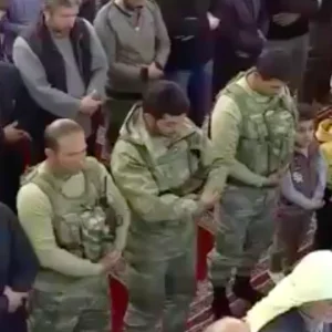 بالفيديو.. عناصر الجيش التركي يشاركون أهالي عفرين أول صلاة جمعة عقب تحرير المدينة