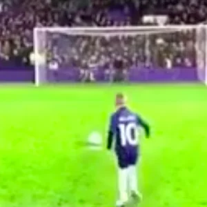 فيديو.. طفل إنجليزي يسجد احتفالًا بتسجيل هدف على طريقة محمد صلاح