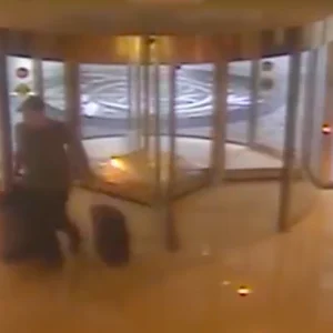 حوّل غرفته بالفندق إلى مخزن سلاح واستوديو تصوير.. شاهد اللقطات الأخيرة لأعنف قاتل في تاريخ أميركا