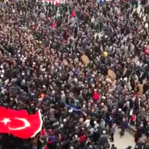 فيديو.. هكذا ودّع آلاف الأتراك الجندي التركي طلحة جالشكان الذي قضى في انفجار لغم في عفرين