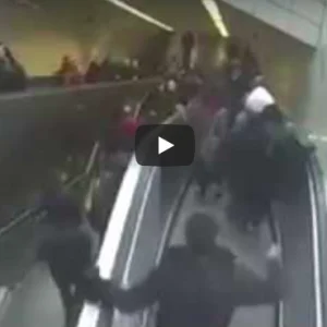 لقطات مرعبة في مترو إسطنبول.. هوة تبتلع رجلا