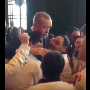 شاهد كيف يتعامل الرئيس اردوغان مع مصابين بمتلازمة داون