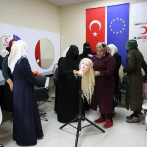 الهلال الأحمر التركي يقدم الدعم النفسي والمهني للسوريين (صور)