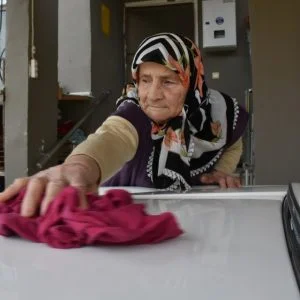 مسنة تركية تعتني بسيارة زوجها موديل “1968” وفاء له بعد وفاته (صور)