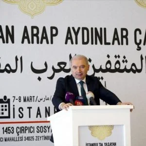 رئيس بلدية إسطنبول يدعو المثقفين العرب إلى بذل الجهود لحل مشاكل العالم الإسلامي