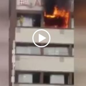 شاهد بالفيديو.. امرأة تسقط من الطابق الخامس هربا من الحريق
