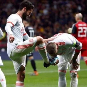 قبلة لأقدام إسكو والماتادور يلحق العار بمنتخب التانغو “فيديو”