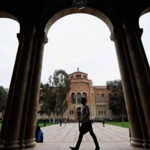 مكافأة مالية لكل طالب سعودي خارج البلاد