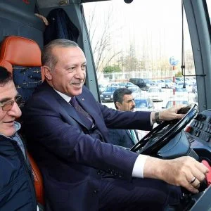 اردوغان يقود حافلة في العاصمة التركية انقرة