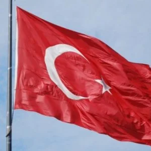 تساؤلات بسبب وجود علمي قطر وتركيا على “درع الخليج”