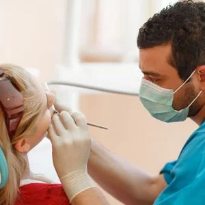 أطعمة يجب تجنبها للتخلص من رائحة الفم الكريهة