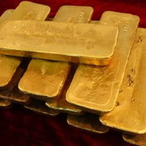 الألماس وسبائك الذهب تتساقط من طائرة خلال إقلاعها.. فيديو