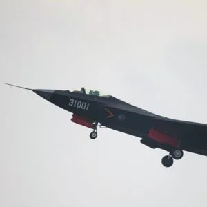 مقاتلة مميتة تواجه الأسطول الأمريكي في بحر الصين الجنوبي (فيديو وصور)