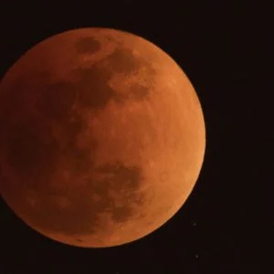 القمر الأزرق يسطع في سماء الشرق الأوسط… هكذا يمكنك مشاهدته