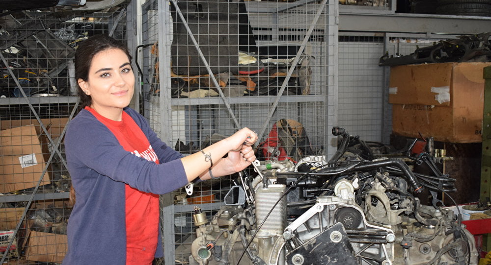 حسناء لبنانية تصلح السيارات وتتدرب مع البطل فغالي (صور) 3