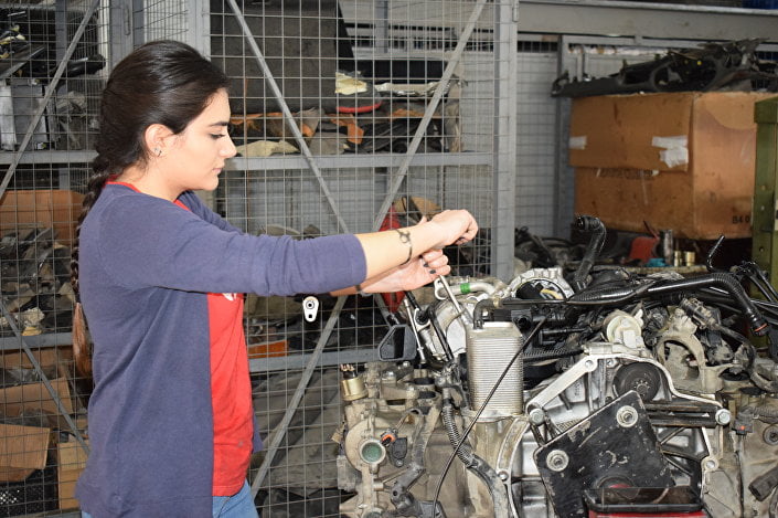 حسناء لبنانية تصلح السيارات وتتدرب مع البطل فغالي (صور) 1