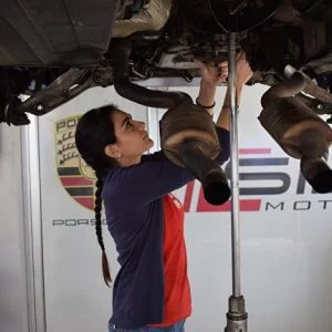 حسناء لبنانية تصلح السيارات وتتدرب مع البطل فغالي (صور)