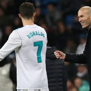 شاهد… هكذا احتفال لاعبي ريال مدريد بالفوز على سان جيرمان داخل غرفة الملابس