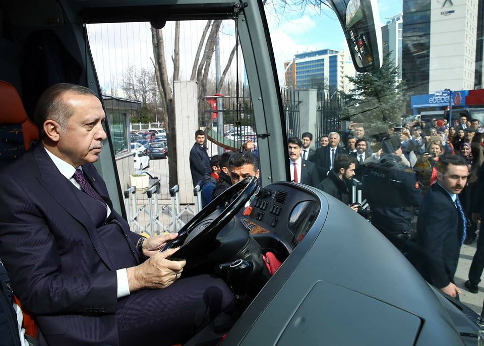 اردوغان يقود حافلة في العاصمة التركية انقرة 19