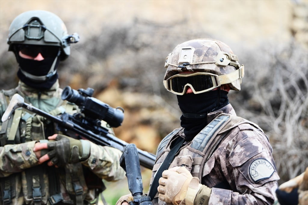 وحدات خاصة تركية تدخل عفرين.. "صور وفيديو" 4 وحدات خاصة تركية تدخل عفرين.. "صور وفيديو" 3